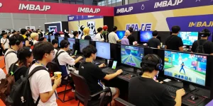 Suasana konvensi game dengan penggemar antusias dan permainan IMBAJP.